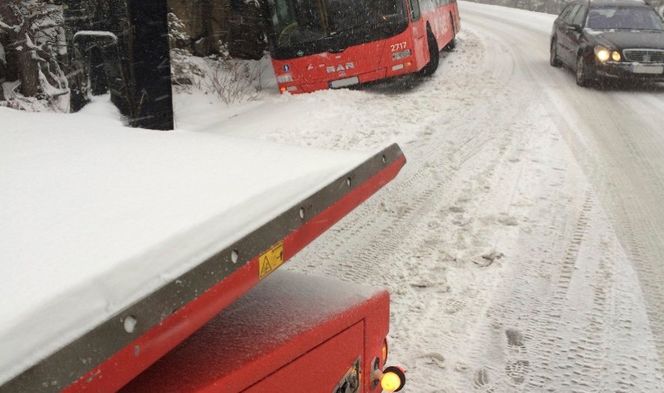 bilberging og veihjelp av buss i snøvær