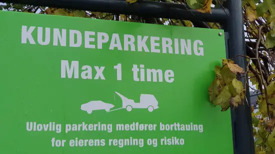 ulovlig parkering skilt med advarsel om borttauing